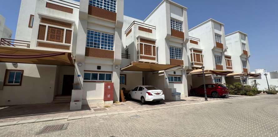 5 غرفة نوم  فيلا في Madinat as'Sultan Qaboos, عُمان رقم 69067