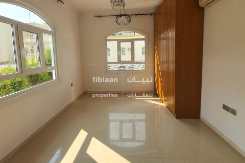 Villa Gemela de 5 dormitorios en As Sib, Oman No. 53730 12