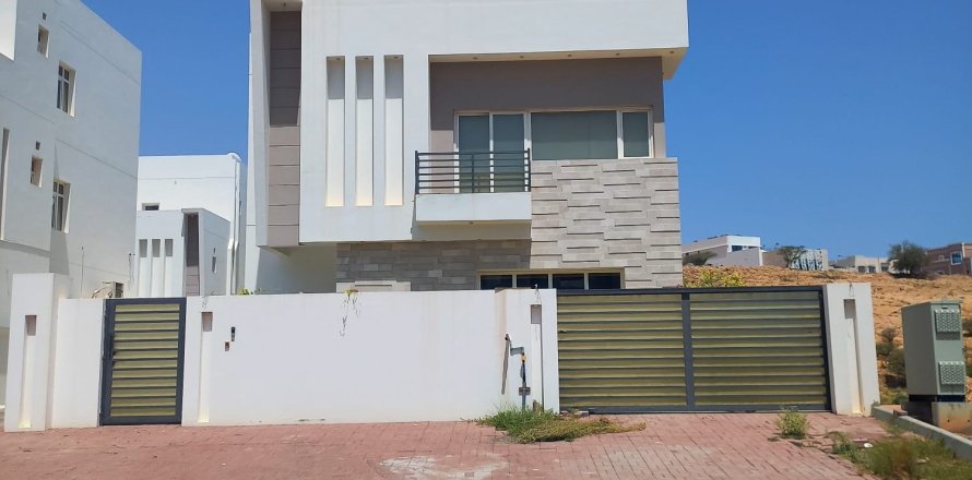 4 bedrooms Villa in Muscat, Oman No. 54399