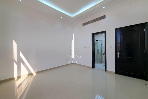 Villa de 5 chambres à Khalifa City, UAE No. 22619 23