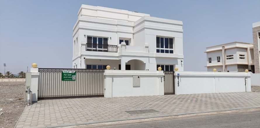 5 bedrooms Villa in Muscat, Oman No. 69076