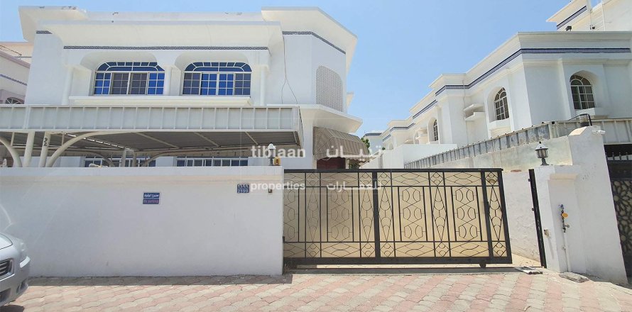 Villa de 4 dormitorios en Muscat, Oman No. 53992