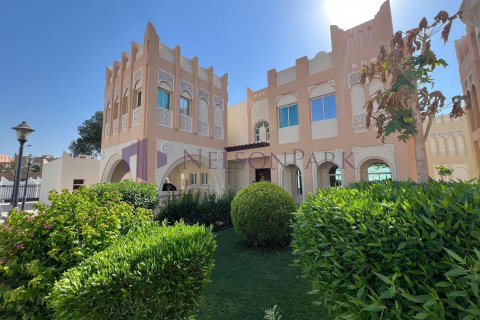 4 bedrooms Villa in Doha, Qatar No. 58533