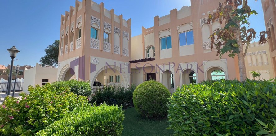 Villa de 4 dormitorios en Doha, Qatar No. 58533