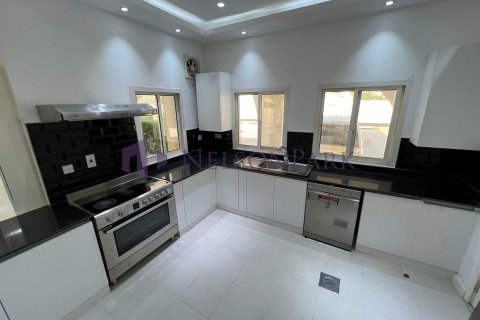 Villa de 4 dormitorios en Doha, Qatar No. 58533 5