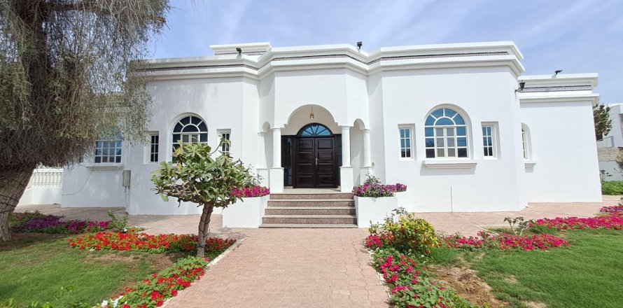 4 bedrooms Villa in Muscat, Oman No. 54190