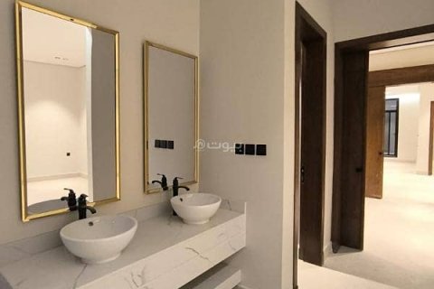Villa de 5 dormitorios en Riyadh, Saudi Arabia No. 60034 3