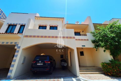 Villa de 4 chambres à Al Khalidiya, UAE No. 20557