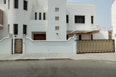 5 bedrooms Townhouse in Muscat, Oman No. 54827