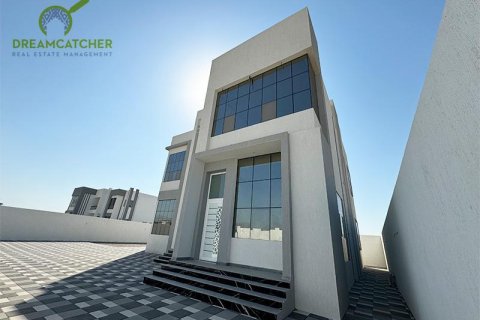 5 bedrooms Villa in Al Qusaidat, UAE No. 75332