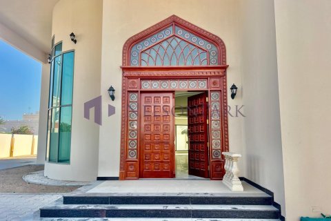 5 bedrooms Villa in Doha, Qatar No. 58386 8