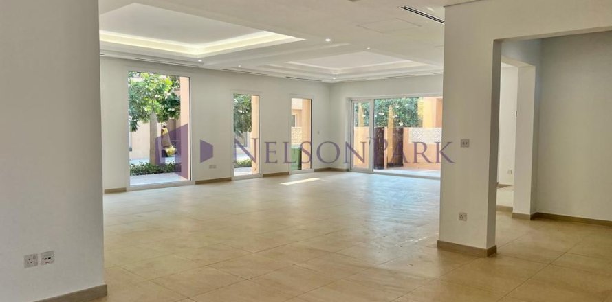 4 bedrooms Villa in Doha, Qatar No. 58385