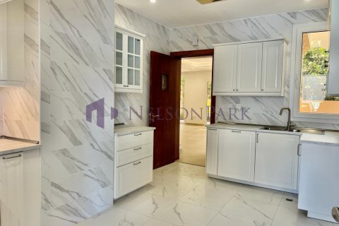 4 bedrooms Villa in Doha, Qatar No. 58385 6