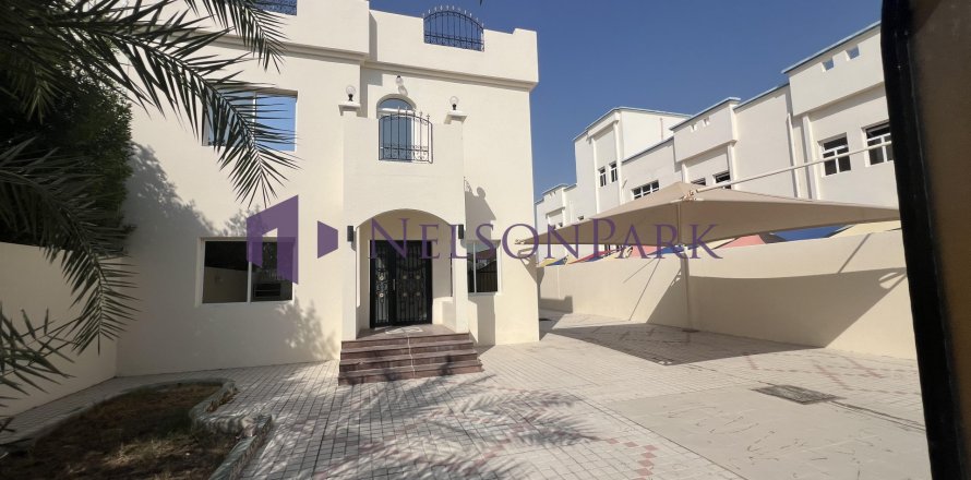 Villa de 4 dormitorios en Doha, Qatar No. 58171