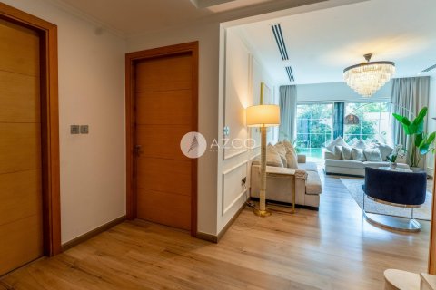 Вилла с 4 спальнями в Jumeirah Park, ОАЭ №101698 3