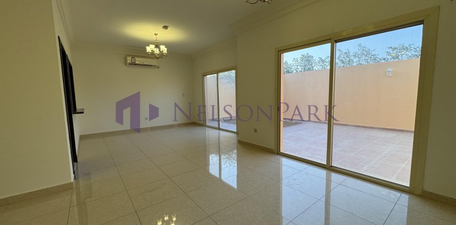 Villa de 4 dormitorios en Doha, Qatar No. 57976