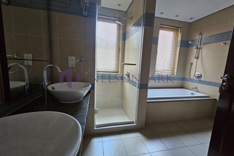 Duplex de 4 dormitorios en Doha, Qatar No. 56862 19