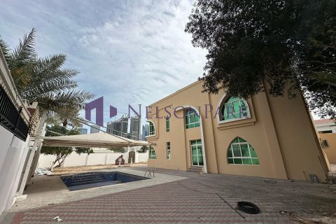 5 bedrooms Villa in Doha, Qatar No. 58144