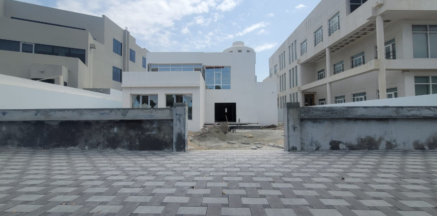 8 bedrooms Commercial property in Madinat as'Sultan Qaboos, Oman No. 54637