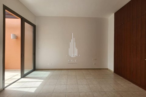 Villa de 5 dormitorios en Abu Dhabi Gate City, UAE No. 22010 7