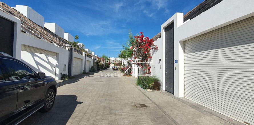 Townhouse de 4 dormitorios en Muscat, Oman No. 53931