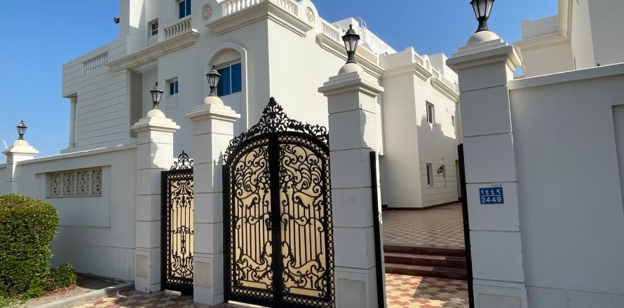 Villa de 4 dormitorios en Muscat, Oman No. 60774