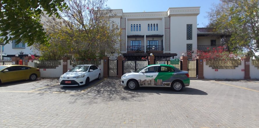 Commercial property de à Muscat, Oman No. 54498