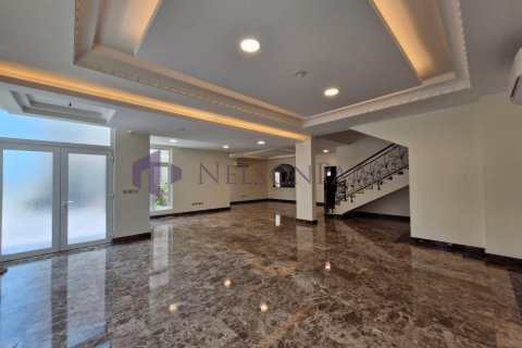 5 bedrooms Villa in Doha, Qatar No. 58402