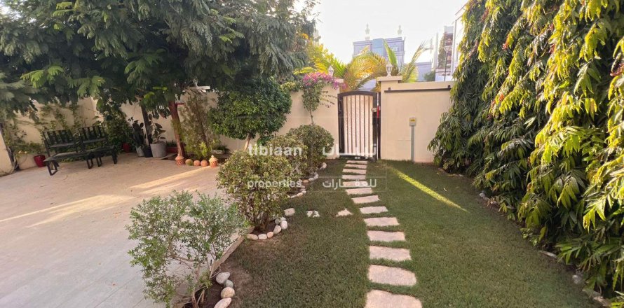 Villa de 8 dormitorios en As Sib, Oman No. 53357