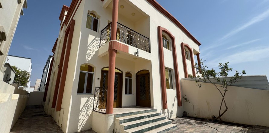 5 bedrooms Villa in Muscat, Oman No. 62737