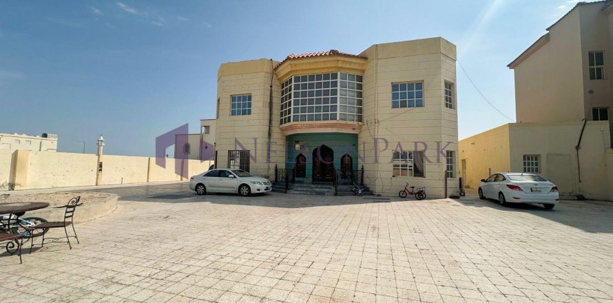 Villa de 8 dormitorios en Doha, Qatar No. 56701