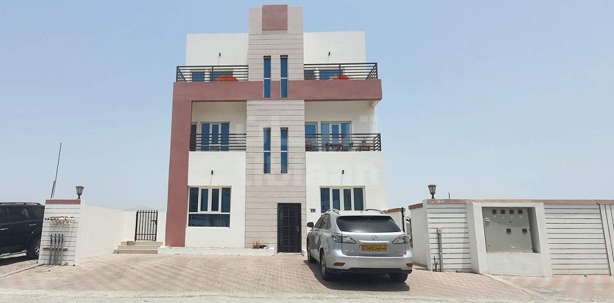 Apartment de 2 dormitorios en Al Amarat, Oman No. 53678
