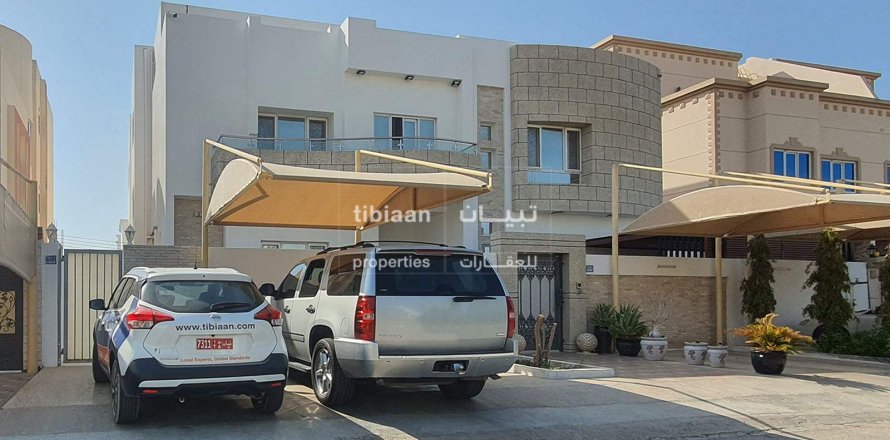 Villa Gemela de 6 dormitorios en As Sib, Oman No. 53985