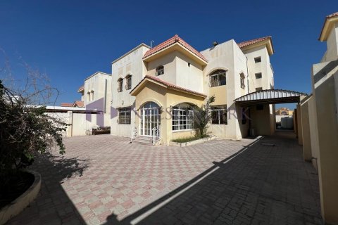 5 bedrooms Villa in Doha, Qatar No. 57194