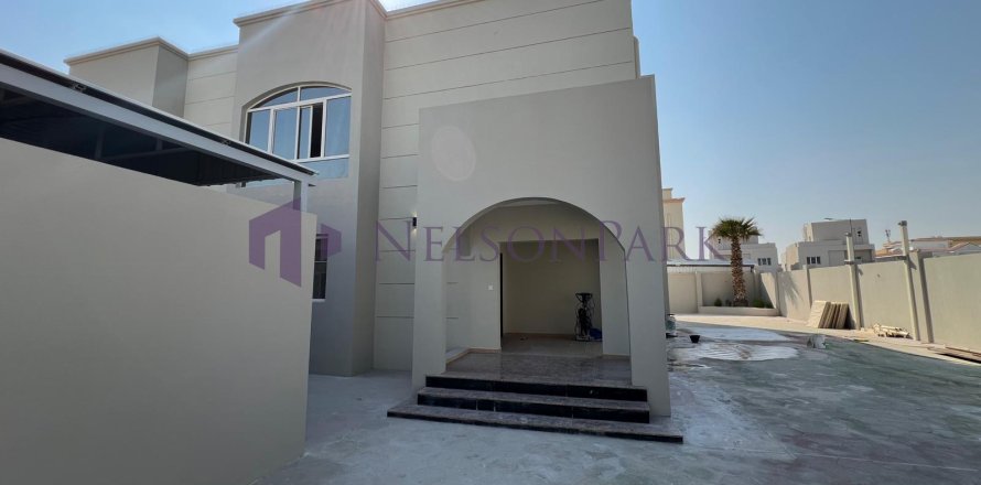 Villa de 4 dormitorios en Doha, Qatar No. 57893
