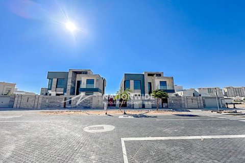Villa de 5 dormitorios en Abu Dhabi, UAE No. 99184 9
