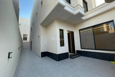 5 bedrooms Villa in Riyadh, Saudi Arabia No. 99555