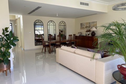 3 bedrooms Villa in Flora, UAE No. 1073