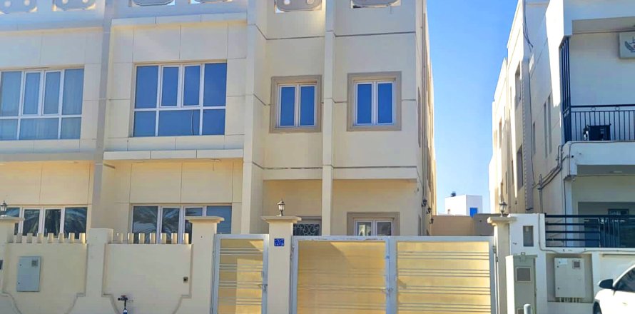 7 bedrooms Villa in Muscat, Oman No. 54309