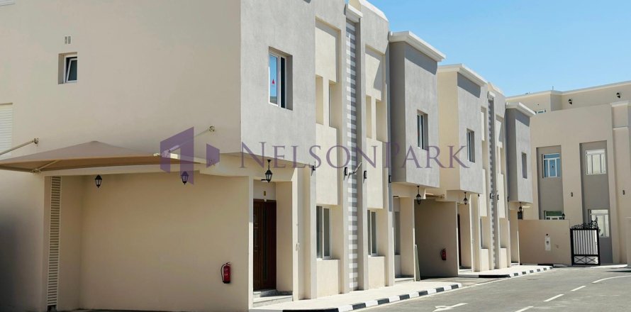 Villa de 7 dormitorios en Doha, Qatar No. 58488