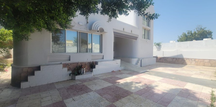 4 bedrooms Villa in Muscat, Oman No. 54181