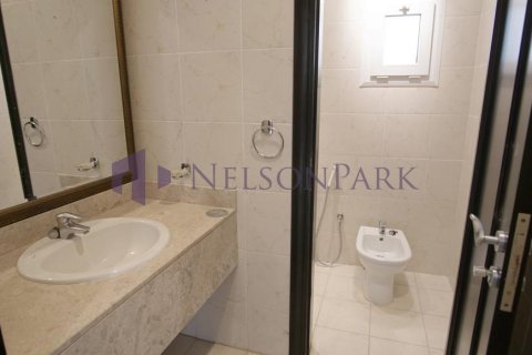 6 bedrooms Villa in Doha, Qatar No. 57482 8