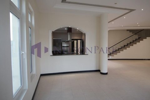 6 bedrooms Villa in Doha, Qatar No. 57482 3