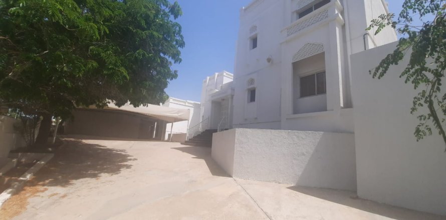Villa de 6 dormitorios en Madinat as'Sultan Qaboos, Oman No. 54639