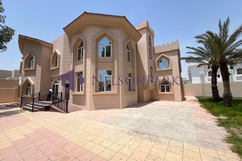 7 bedrooms Villa in Doha, Qatar No. 58475