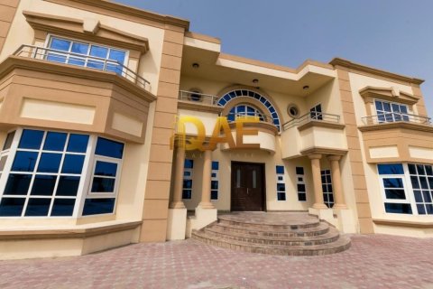 Villa de 6 dormitorios en Al Twar, UAE No. 3749