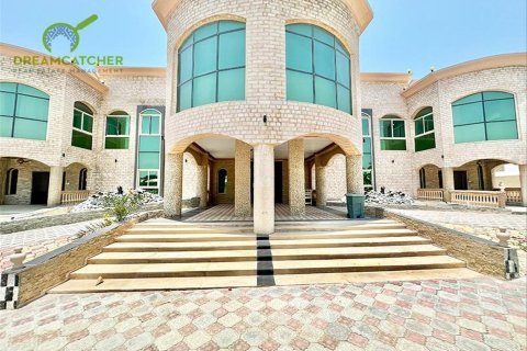 Вилла с 10 спальнями в Seih Al Uraibi, ОАЭ №34224