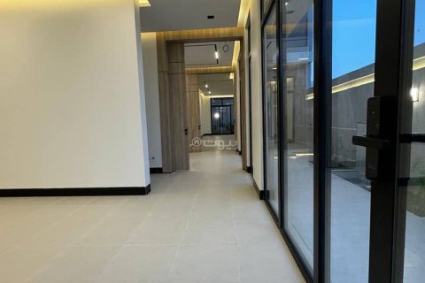 Villa de 4 dormitorios en Riyadh, Saudi Arabia No. 59919 10