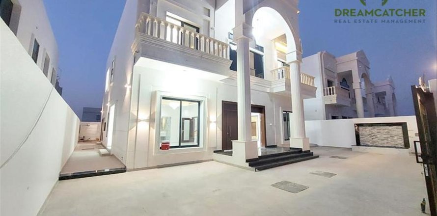Villa de 5 dormitorios en Al Helio, UAE No. 28002