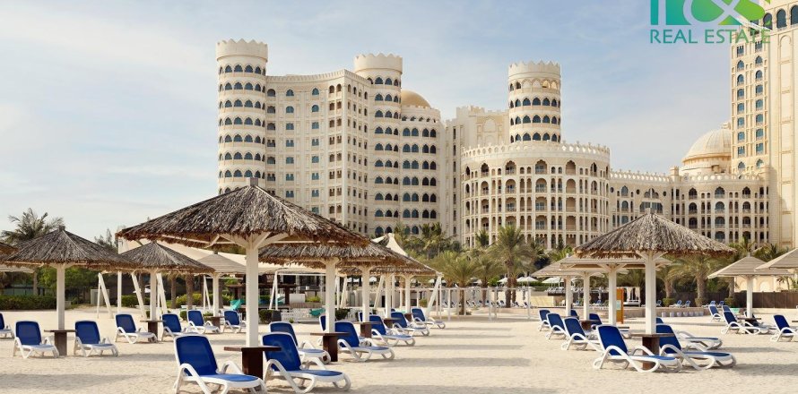 Апартаменты в отеле с 2 спальнями в Al Hamra Village, ОАЭ №24584
